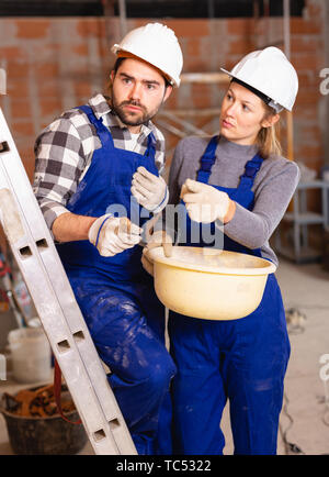 Meister mit der Qualität der Reparatur von Builder unzufrieden Stockfoto