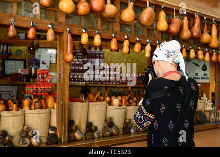 Buchara, Usbekistan, Touristische auf dem Main Bazaar ist das Fotografieren des mit Gewürzen in Buchara der architektonische Perle an der Seidenstraße Abschaltdruck Stockfoto