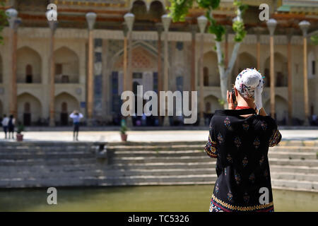 Buchara, Usbekistan, Touristische auf dem Hauptplatz bewundern Sie die antiken Denkmäler von Buchara der architektonische Perle an der Seidenstraße Stockfoto