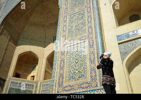 Buchara, Usbekistan, Touristische auf dem Hauptplatz bewundern Sie die antiken Denkmäler von Buchara der architektonische Perle an der Seidenstraße Stockfoto