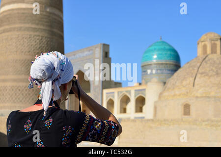 Buchara, Usbekistan, Touristische auf dem Hauptplatz bewundern Sie die antiken Denkmäler von Buchara der architektonische Perle an der Seidenstraße Stockfoto