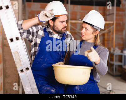 Meister mit der Qualität der Reparatur von Builder unzufrieden Stockfoto