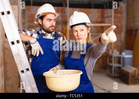 Meister mit der Qualität der Reparatur von Builder unzufrieden Stockfoto