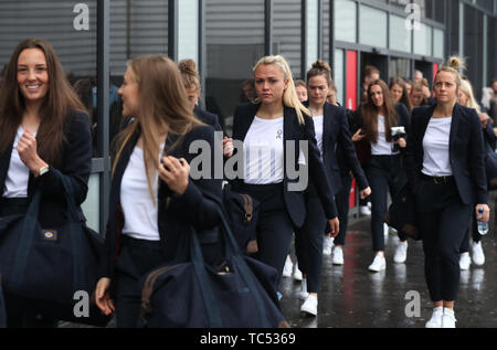 Schottlands Rachel Corsie (Mitte) kommt am Flughafen Edinburgh als Team des Schottland Frauen bei der Frauen-WM in Frankreich fahren. Stockfoto