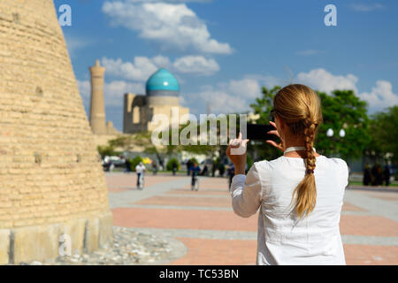 Buchara, Usbekistan, Touristische auf dem Hauptplatz bewundern Sie die antiken Denkmäler von Buchara der architektonische Perle an der Seidenstraße Stockfoto