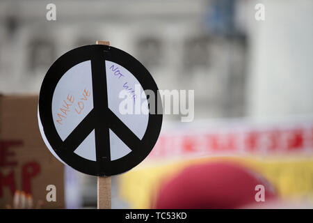 Eine Person hält ein friedenszeichen Banner bei einem Protest Stockfoto