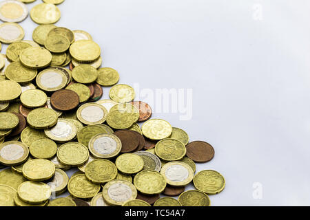 Nahaufnahme von Euro-münzen für einige Währungen in weißem Hintergrund, selektiver Fokus Stockfoto