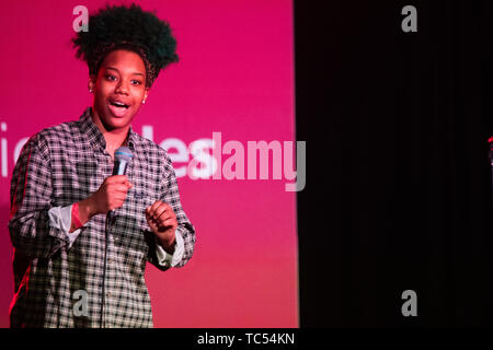 Kemah Bob, amerikanischen Stand-up-Comedian, Moderator und Produzent von Houston, Texas, auf der Bühne des Dinas Mawddwy Comedy Festival, May Bank Holiday Weekend, 2019 Stockfoto