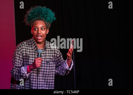 Kemah Bob, amerikanischen Stand-up-Comedian, Moderator und Produzent von Houston, Texas, auf der Bühne des Dinas Mawddwy Comedy Festival, May Bank Holiday Weekend, 2019 Stockfoto