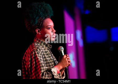Kemah Bob, amerikanischen Stand-up-Comedian, Moderator und Produzent von Houston, Texas, auf der Bühne des Dinas Mawddwy Comedy Festival, May Bank Holiday Weekend, 2019 Stockfoto
