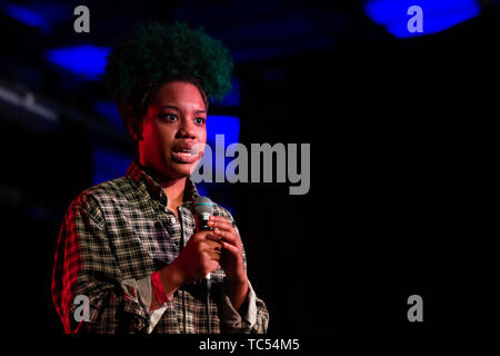 Kemah Bob, amerikanischen Stand-up-Comedian, Moderator und Produzent von Houston, Texas, auf der Bühne des Dinas Mawddwy Comedy Festival, May Bank Holiday Weekend, 2019 Stockfoto