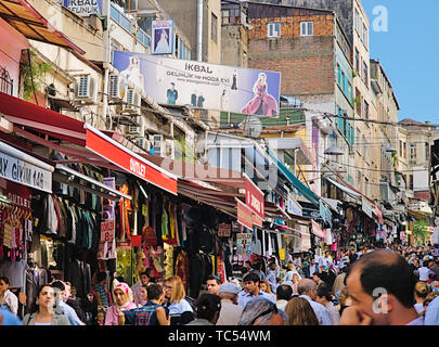 Istanbul, Türkei - 24.05.2010: Einkäufer und Besucher Gast in Istanbul Street Market, Männer und Frauen Fashion Stores. Stockfoto