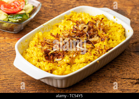 Schwäbische kaesspaetzle auf Holz Stockfoto