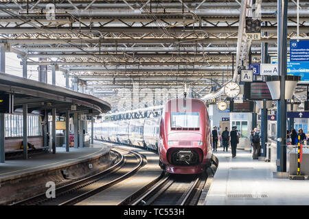 Ein Thalys Hochgeschwindigkeitszüge ist Stationierung auf einer Plattform, die für die Aufbringung in Brüsseler Südbahnhof, der Belebtesten SNCB-Bahnhof in Belgien. Stockfoto