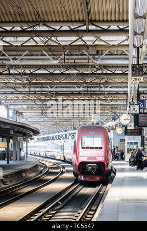 Ein Thalys Hochgeschwindigkeitszüge ist Stationierung auf einer Plattform, die für die Aufbringung in Brüsseler Südbahnhof, der Belebtesten SNCB-Bahnhof in Belgien. Stockfoto