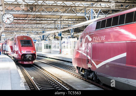 Zwei Thalys Hochgeschwindigkeitszüge Stationierung in Brüsseler Südbahnhof in Belgien. Stockfoto