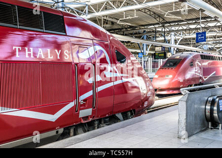 Zwei Thalys Hochgeschwindigkeitszüge Stationierung in Brüsseler Südbahnhof in Belgien. Stockfoto