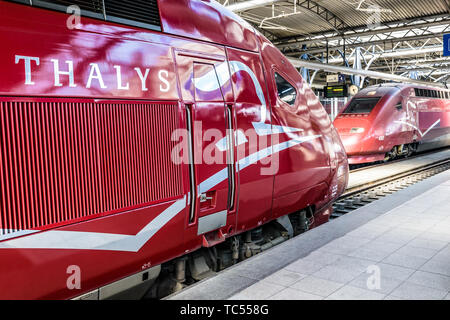 Zwei Thalys Hochgeschwindigkeitszüge Stationierung in Brüsseler Südbahnhof in Belgien. Stockfoto