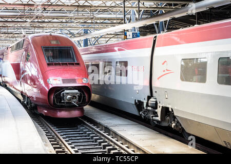 Ein Thalys Hochgeschwindigkeitszüge ist Stationierung in Brüsseler Südbahnhof, während ein anderes ist die Station zu verlassen. Stockfoto