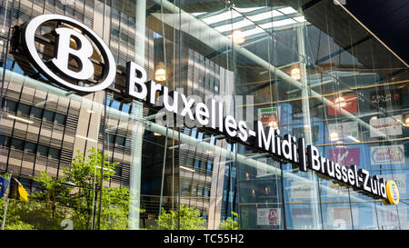 Die Zeichen auf der Frontseite der Brüsseler Südbahnhof in Brüssel, Belgien. Stockfoto