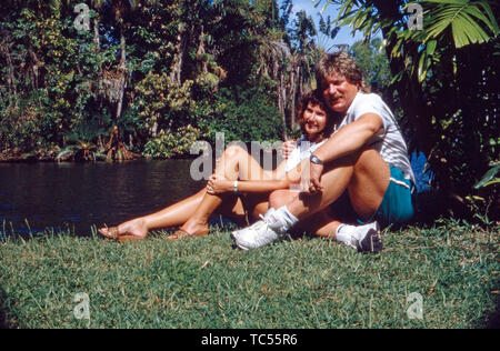 Der Sänger Klaus Baumgart posiert im Urlaub vermutlich auf den Bahamas unter Palmen, mit seiner Ehefrau Ilona Schulz-Baumgart, Ca. 1970er. Der Sänger Klaus Baumgart stellt wahrscheinlich Urlaub auf den Bahamas unter Palmen mit seiner Frau Ilona Schulz-Baumgart, Ca. 70er Jahre. Stockfoto