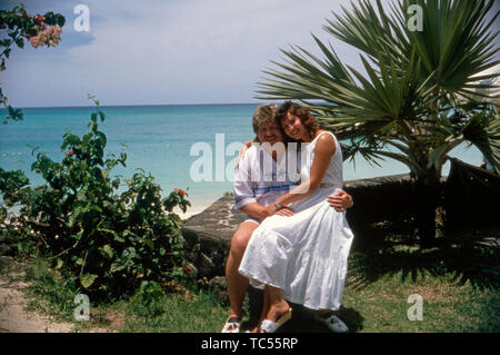 Der Sänger Klaus Baumgart posiert im Urlaub vermutlich auf den Bahamas am Strand mit seiner Ehefrau Ilona Schulz-Baumgart, Ca. 1970er. Der Sänger Klaus Baumgart stellt wahrscheinlich im Urlaub auf den Bahamas am Strand mit seiner Frau Ilona Schulz-Baumgart, um 1970 n. Stockfoto