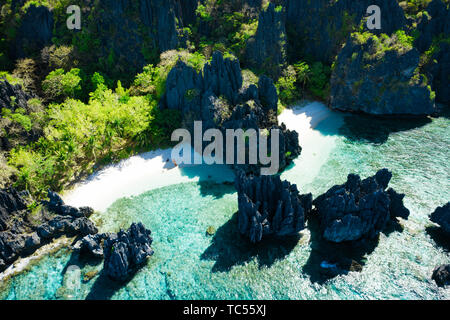 Luftaufnahme von versteckten Strand in El Nido, Palawan, Philippinen Stockfoto