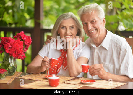 Portrait von Happy senior Paar Kaffee trinken Stockfoto