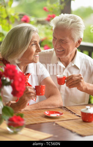 Portrait von Happy senior Paar Kaffee trinken Stockfoto