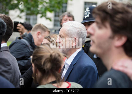 LONDON, Großbritannien - 4. Juni 2019: Jeremy Corbyn der Führer der Labour Partei von Menschen auf einen politischen Protest umgeben Stockfoto