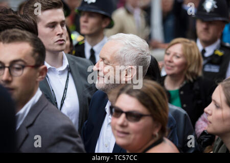 LONDON, Großbritannien - 4. Juni 2019: Jeremy Corbyn der Führer der Labour Partei von Menschen auf einen politischen Protest umgeben Stockfoto