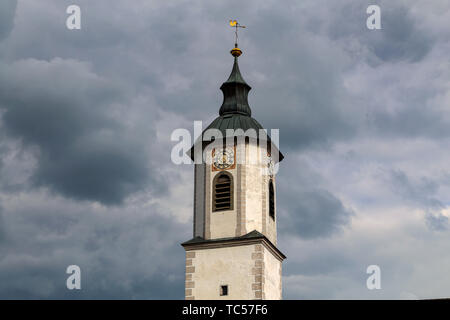 Kirchturm an einem bewölkten Himmel Hintergrund. Stockfoto
