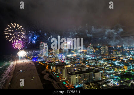 Miami Beach, Florida, Silvesterfeuerwerk, Luftaufnahme von oben, South Pointe SoFi, Hochhaus-Wolkenkratzer BU Stockfoto