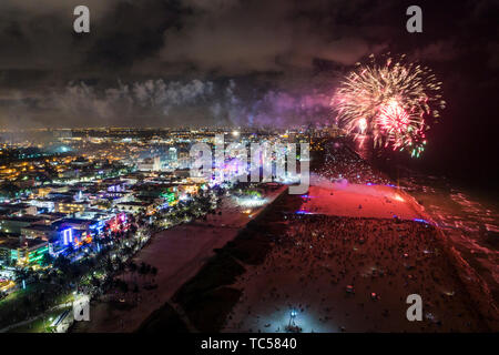 Miami Beach, Florida, Silvesterfeuerwerk, Luftaufnahme von oben, FL190101d04 Stockfoto