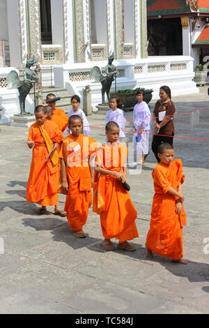 Gruppe von asiatischen Mönche zu Fuß durch den Tempel des Smaragd Buddha in Thailand. Stockfoto