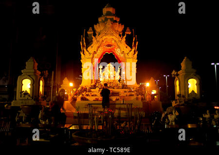 Mann, der an einem Altar der Anbetung zu Ganesha, der Gott des Neuanfangs, Erfolg und Weisheit in die Stadt von Bangkok zu beten. Stockfoto