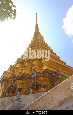 Skulpturen eines Thotsakhirithon oder riesigen Dämon, Yaksha bei der Smaragd Buddha Tempel in Bangkok, Thailand. Stockfoto