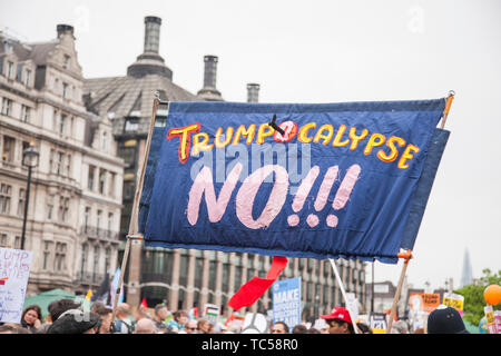 LONDON, Großbritannien - 4. Juni 2019: Große Massen von Demonstranten in London sammeln gegen Staatspräsident ist Trumpf Besuch in Großbritannien zu demonstrieren Stockfoto