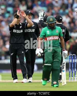 Neuseelands Trent Boult feiert die Wicket für Bangladeschs Mehidy Hasan Miraz während der ICC Cricket World Cup group Phase Match am Oval, London. Stockfoto