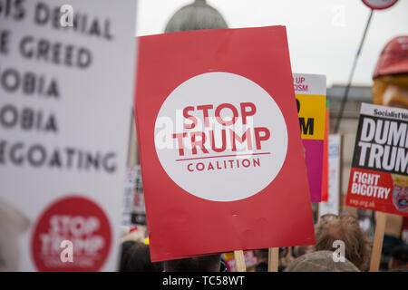 LONDON, Großbritannien - 4. Juni 2019: Große Massen von Demonstranten in London sammeln gegen Staatspräsident ist Trumpf Besuch in Großbritannien zu demonstrieren Stockfoto