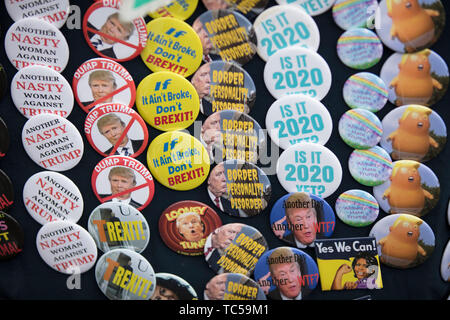 LONDON, Großbritannien - 4. Juni 2019: Anti Trump Abzeichen auf Verkauf in London gegen Staatspräsident ist Trumpf Besuch in Großbritannien demonstrieren Stockfoto