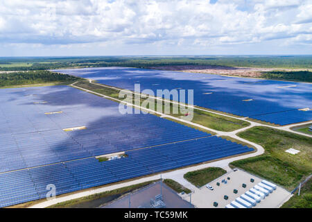 Florida Babcock Ranch, große Photovoltaik-Kraftwerk Solar Panel Park Farm, Luftaufnahme von oben, Stockfoto