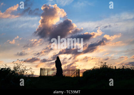 Die Rollright Stones, The King Stone bei Sonnenaufgang, Oxfordshire, England. Silhouette Stockfoto