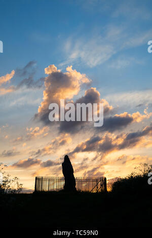 Die Rollright Stones, The King Stone bei Sonnenaufgang, Oxfordshire, England. Silhouette Stockfoto