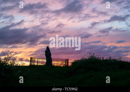 Die Rollright Stones, The King Stone bei Sonnenaufgang, Oxfordshire, England. Silhouette Stockfoto