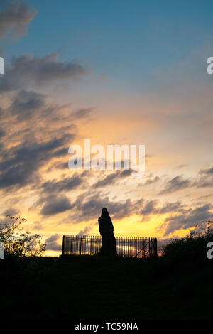 Die Rollright Stones, The King Stone bei Sonnenaufgang, Oxfordshire, England. Silhouette Stockfoto