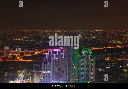 Bild mit einigen Gebäuden und Lichter der Stadt Bangkok bei Nacht. Stockfoto