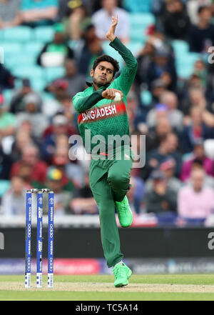 In Bangladesch Mehidy Hasan Miraz Schüsseln während der ICC Cricket World Cup group Phase Match am Oval, London. Stockfoto