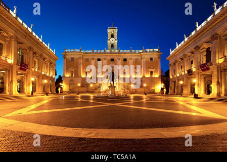 Palazzo Senatorenpalast und Piazza Campidoglio auf dem Kapitol in der Morgendämmerung, Rom, Latium Italien Stockfoto