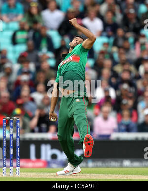 In Bangladesch Mashrafe Mortaza Schüsseln während der ICC Cricket World Cup group Phase Match am Oval, London. Stockfoto